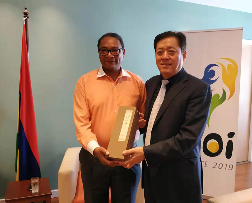 丽彬文化园文创“八段锦”卷轴作为礼品赠送毛里求斯体育部部长